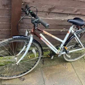 Bike with rack and mudguards in great condition - Image 7