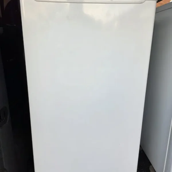 Undercounter fridge like new fully working