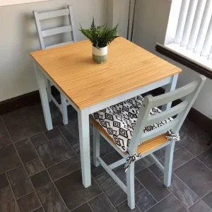 Table with 2 chairs