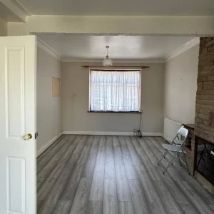 3 bedroom terraced house on Winifred Road - Image 2