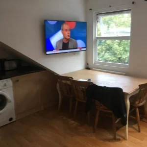 Converted 2 Bed Loft Flat with Bath, Shower, Open Plan Kitchen and Dining - Image 2