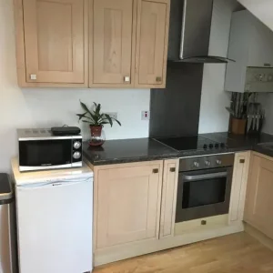 Converted 2 Bed Loft Flat with Bath, Shower, Open Plan Kitchen and Dining - Image 4