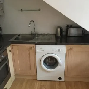 Converted 2 Bed Loft Flat with Bath, Shower, Open Plan Kitchen and Dining - Image 5