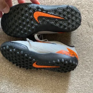 Nike Hypervenom kids trainers - Image 2