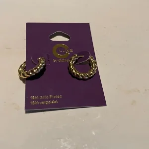 Claires 18kt gold plated earrings - Image 3