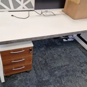White office desks x 6 with white metal legs - Image 3