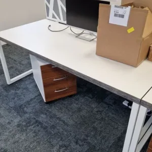 White office desks x 6 with white metal legs - Image 4