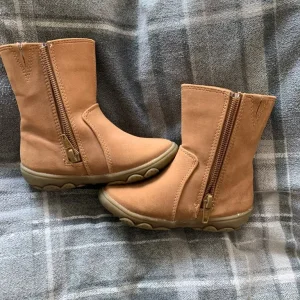 Girl’s zip up tan boots size 5 - Image 2