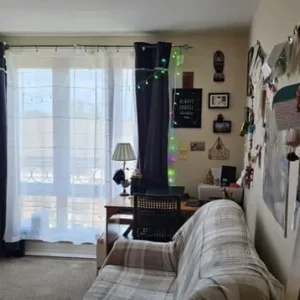Spacious Furnished Room – Lochend 🏠🌻 - Image 2