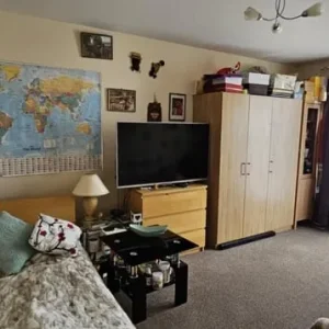 Spacious Furnished Room – Lochend 🏠🌻 - Image 3