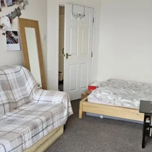 Spacious Furnished Room – Lochend 🏠🌻 - Image 4