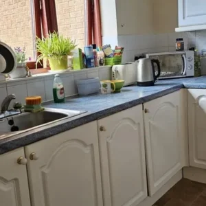 Spacious Furnished Room – Lochend 🏠🌻 - Image 5