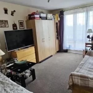 Spacious Furnished Room – Lochend 🏠🌻 - Image 6