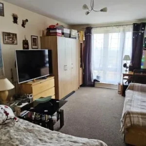 Spacious Furnished Room – Lochend 🏠🌻