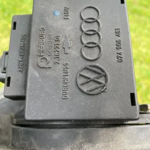 Audi 80/A4 air intake plenum box with MAF sensor - Image 4