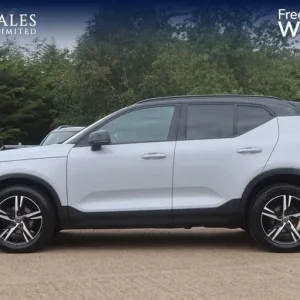 2021 Volvo XC40 R-Design Estate 1.5 T3 Manual - Image 2