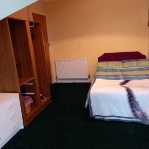 Large double room with shared bathroom, no bills, no deposit - Image 2