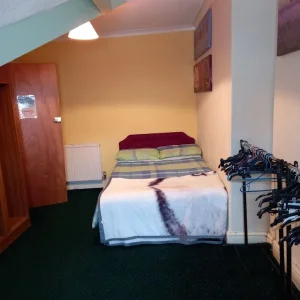 Large double room with shared bathroom, no bills, no deposit - Image 4