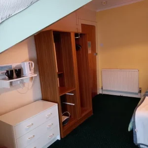 Large double room with shared bathroom, no bills, no deposit