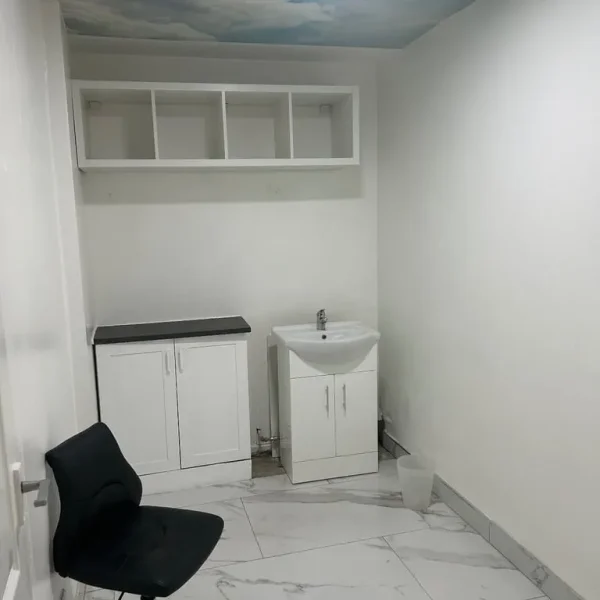 Beauty room for rent inside busy nails salon