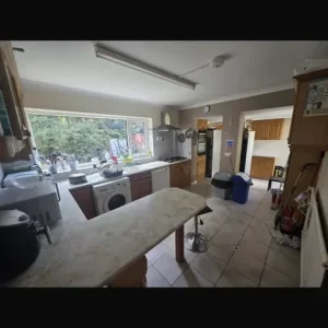 Huge double room with built-in wardrobe - Image 4