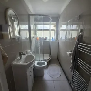 Huge double room with built-in wardrobe - Image 5