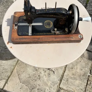 vintage sewing machine - Image 2
