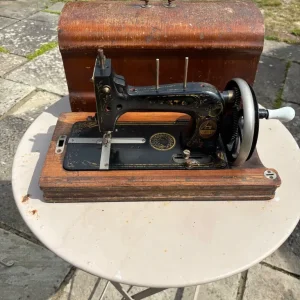 vintage sewing machine - Image 3