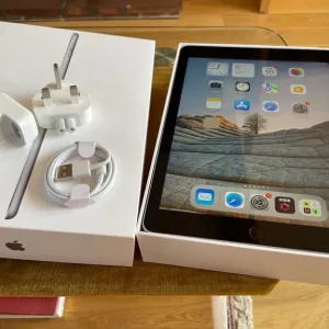 iPad 5th gen 32GB Wi-Fi space grey (boxed & working) - Image 2