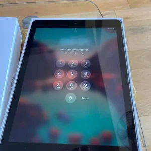 iPad 5th gen 32GB Wi-Fi space grey (boxed & working) - Image 3