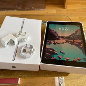 iPad 5th gen 32GB Wi-Fi space grey (boxed & working)