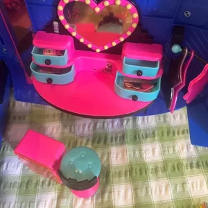 LOL Surprise glamper van with extra dolls - Image 3