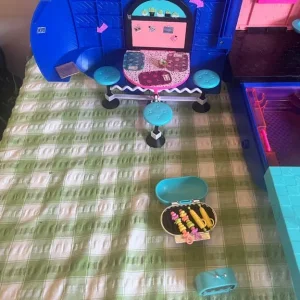 LOL Surprise glamper van with extra dolls - Image 5