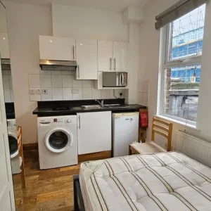 First floor studio flat with all bills included - Image 2