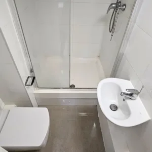 First floor studio flat with all bills included - Image 4