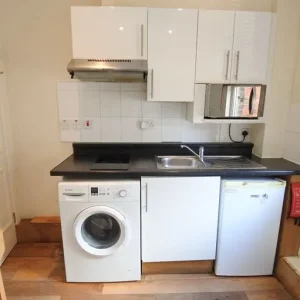 First floor studio flat with all bills included - Image 5
