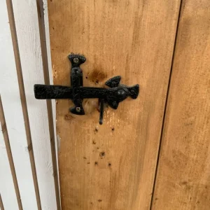 Internal wooden door 4 planks with black latch - Image 3
