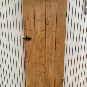 Internal wooden door 4 planks with black latch - Image 4