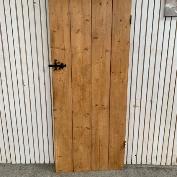 Internal wooden door 4 planks with black latch