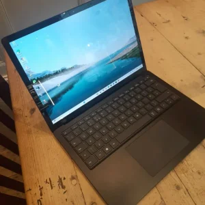 Microsoft Surface Laptop 10th gen i5 8GB 256GB touch screen - Image 2