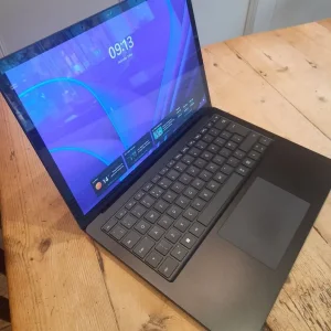 Microsoft Surface Laptop 10th gen i5 8GB 256GB touch screen - Image 4