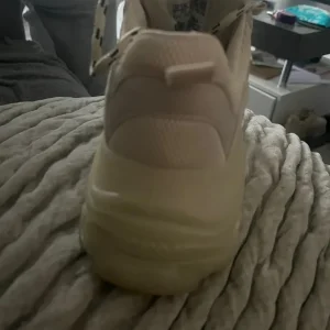 Balenciaga cream trainers size 5.5 - Image 7