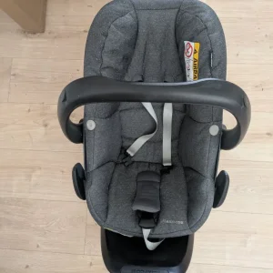 Maxi Cosi Car Seat with Base - Image 2
