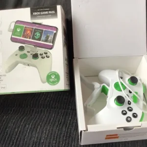 Riot PWR lightning connected Xbox iPhone Cloud Gaming controller
