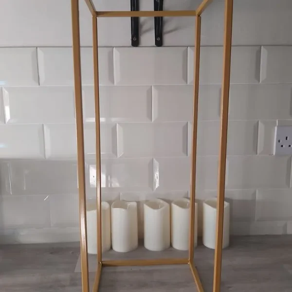 10 gold metal frame for centrepieces and table backdrops