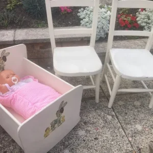 Wooden cot with doll and two kids' chairs - Image 2