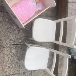 Wooden cot with doll and two kids' chairs - Image 3