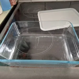 Small Pyrex dish with lid - Image 2