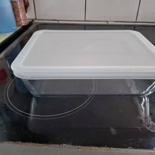 Small Pyrex dish with lid