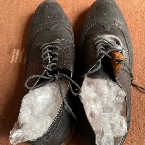 Matalan men’s black leather brogues - Image 2